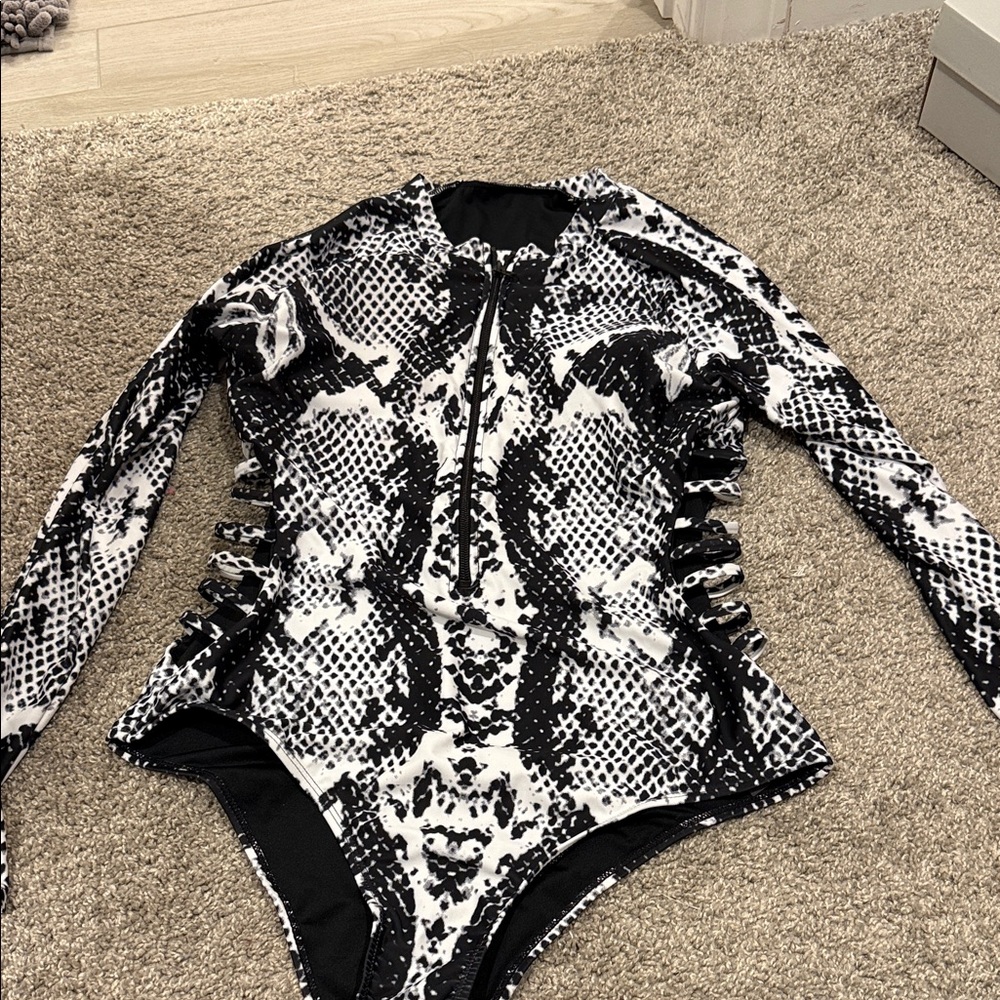 MUST GO THIS WEEK 🔥Black and White Snakeskin Long Sleeve Swimsuit